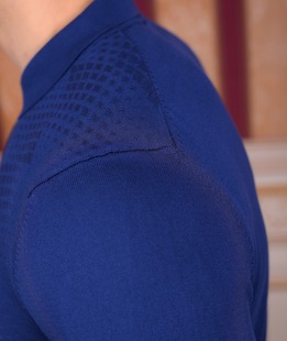 Κομψό μπλε πουλόβερ με γιακά