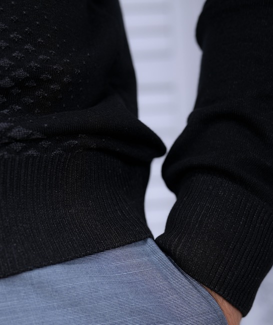 Κομψό πουλόβερ με γιακά σε μαύρο χρώμα