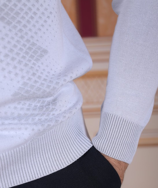 Κομψό πουλόβερ με γιακά σε τετράγωνες πινελιές ανοιχτό γκρι