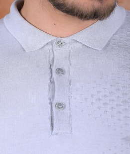 Κομψό πουλόβερ με γιακά σε τετράγωνες πινελιές ανοιχτό γκρι