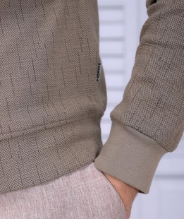 Κομψή καφέ ανδρική μπλούζα με γραμμές