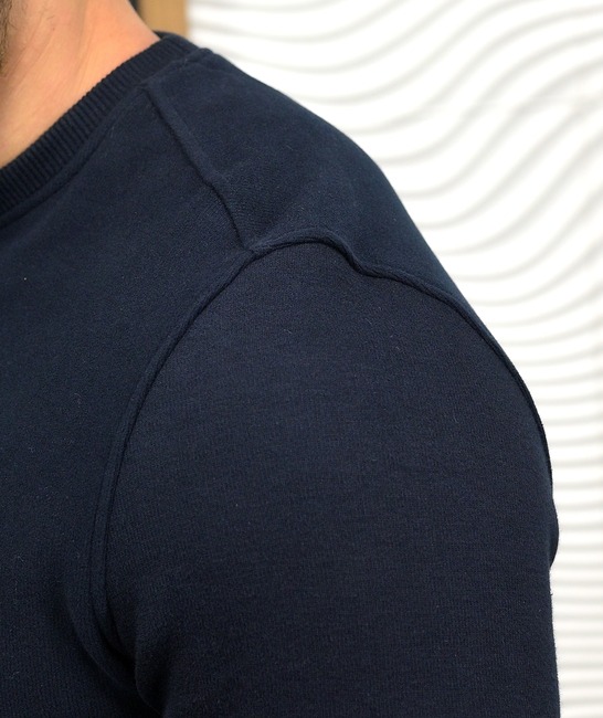 Κομψή ανδρική μπλούζα με σχέδιο σε σκούρο μπλε