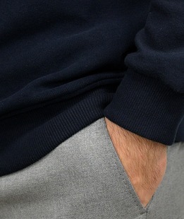 Κομψή ανδρική μπλούζα με σχέδιο σε σκούρο μπλε