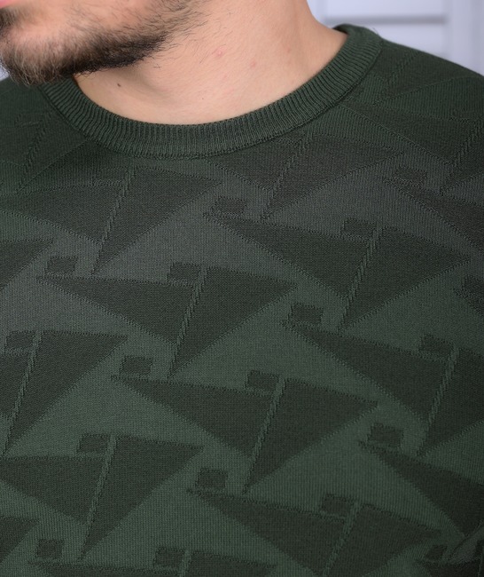 Πράσινο ανδρικό πουλόβερ με τριγωνικά σχήματα