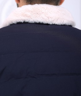 Σκούρο μπλε ανδρικό κομψό χειμωνιάτικο μπουφάν Σκούρο μπλε ανδρικό κομψό χειμωνιάτικο μπουφάν