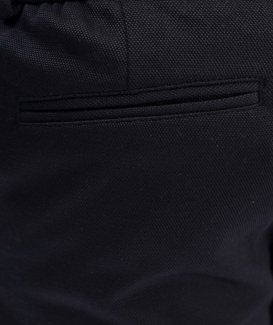 Ανδρικό κομψό μαύρο παντελόνι από ανάγλυφο ύφασμα 4 τσέπες