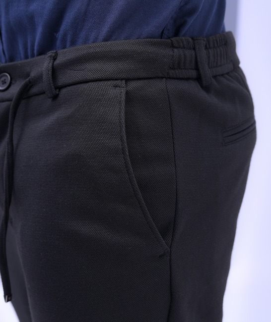 Ανδρικό κομψό μαύρο παντελόνι από ανάγλυφο ύφασμα 4 τσέπες
