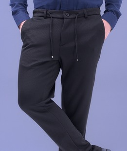 Ανδρικό κομψό μαύρο παντελόνι από ανάγλυφο ύφασμα 4 τσέπες