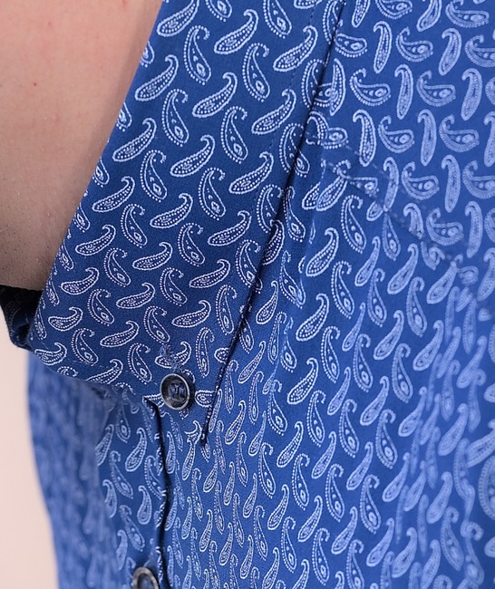 Κομψό πουκάμισο σε σκούρο μπλε χρώμα με στοιχεία paisley 