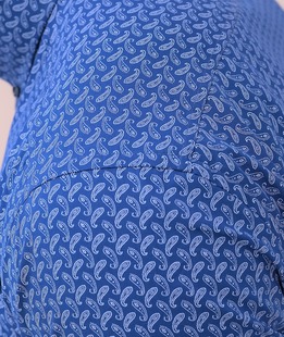 Κομψό πουκάμισο σε σκούρο μπλε χρώμα με στοιχεία paisley 