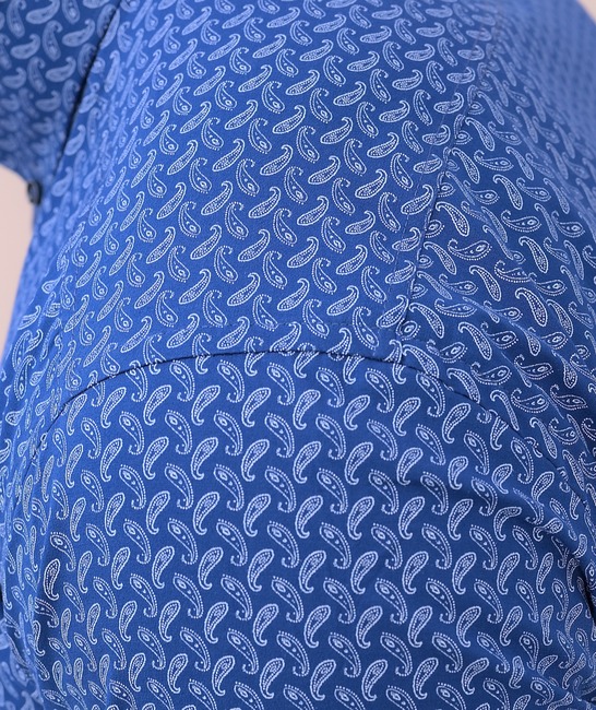 Κομψό πουκάμισο σε σκούρο μπλε χρώμα με στοιχεία paisley 