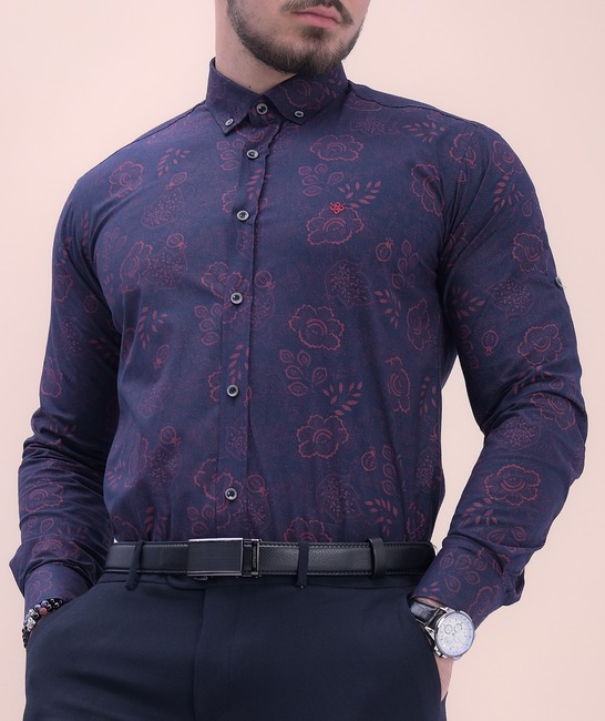 Κομψό ανδρικό πουκάμισο σε σκούρο μπλε χρώμα με μπορντό λουλούδια