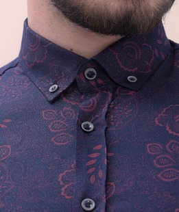 Κομψό ανδρικό πουκάμισο σε σκούρο μπλε χρώμα με μπορντό λουλούδια