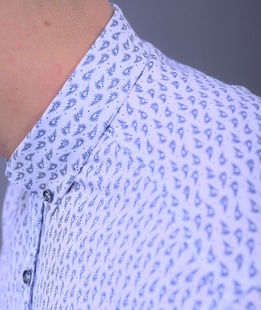 Λευκό κομψό, κομψό ανδρικό πουκάμισο με σχέδιο