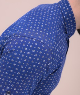 Κομψό ανδρικό πουκάμισο σε μπλε χρώμα με μικρά λουλούδια