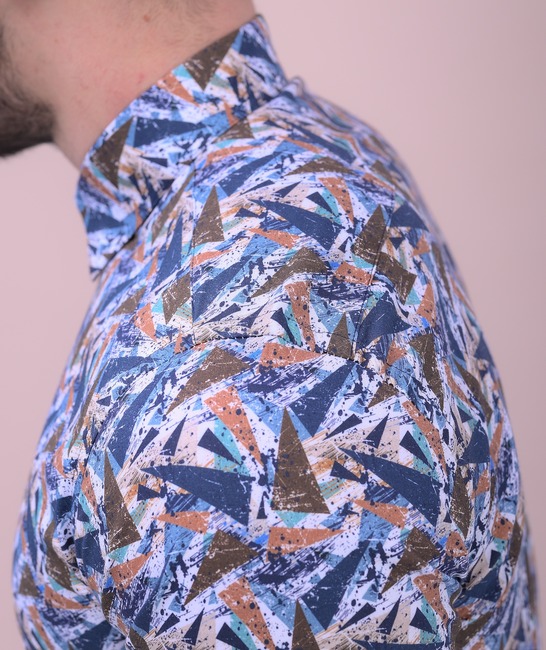 Πολύχρωμο ανδρικό πουκάμισο με τρίγωνα στάμπα