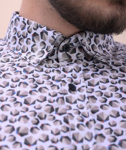 Ανδρικό στιλάτο πουκάμισο σε λευκό χρώμα με χρωματιστά εξάγωνα