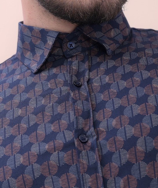 Κομψό ανδρικό πουκάμισο με χρωματιστούς κύκλους σε σκούρο μπλε