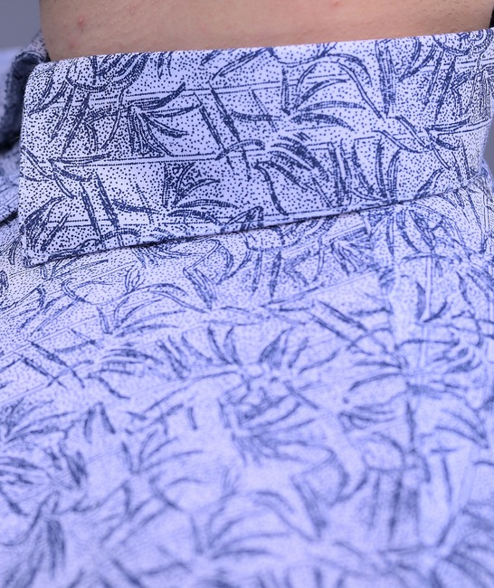 Κομψό ανδρικό πουκάμισο με μπλε τροπικά φύλλα