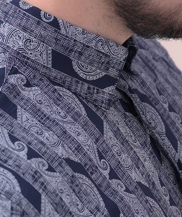 Ανδρικό πουκάμισο πολυτελείας με μοτίβα σε σκούρο μπλε