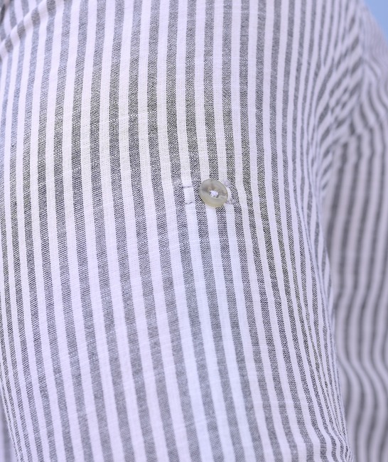 Κομψό μακρυμάνικο λινό πουκάμισο σε λευκό και μαύρο