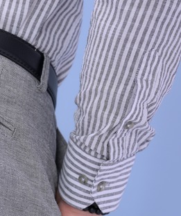 Κομψό μακρυμάνικο λινό πουκάμισο σε λευκό και μαύρο