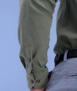 Κομψό μακρυμάνικο πράσινο λινό πουκάμισο