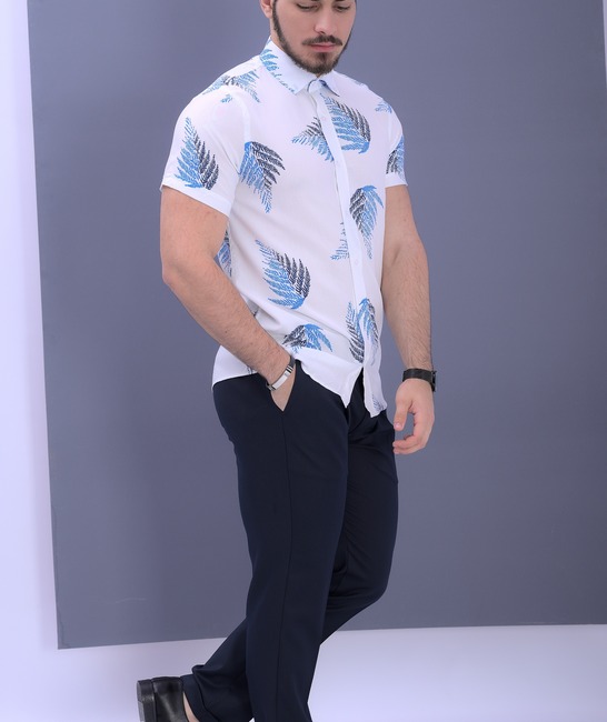 Ανδρικό κομψό λευκό κοντομάνικο πουκάμισο με μπλε φύλλα 