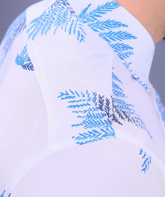 Ανδρικό κομψό λευκό κοντομάνικο πουκάμισο με μπλε φύλλα 