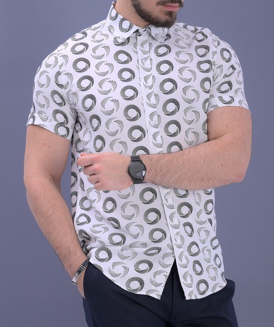 Κομψό ανδρικό λευκό κοντομάνικο πουκάμισο σε κύκλους