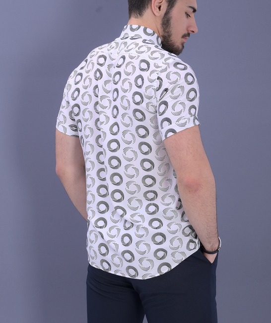 Κομψό ανδρικό λευκό κοντομάνικο πουκάμισο σε κύκλους