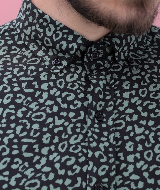 Κομψό μαύρο ανδρικό πουκάμισο σε leopard green print