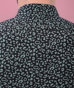 Κομψό μαύρο ανδρικό πουκάμισο σε leopard green print