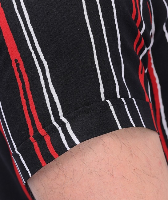 Ανδρικό πουκάμισο σε μαύρο χρώμα με λευκές και κόκκινες ρίγες