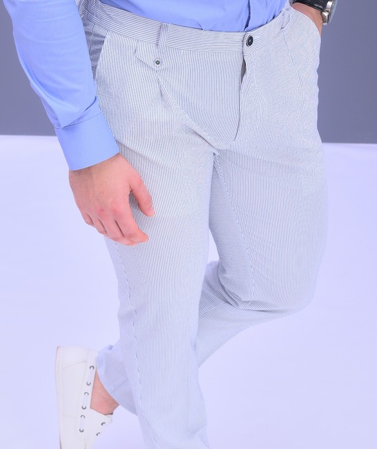Εκλεπτυσμένο ανδρικό λευκό βαμβακερό παντελόνι με μπλε ρίγα