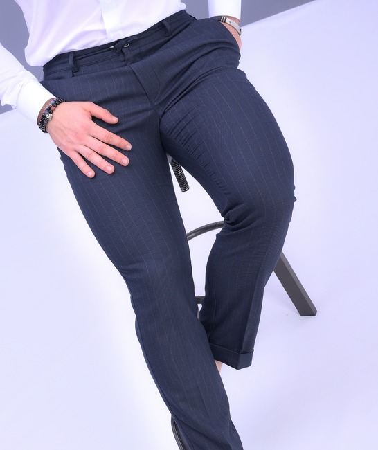 Εκλεπτυσμένο σκούρο μπλε ανδρικό παντελόνι με λεπτή ρίγα