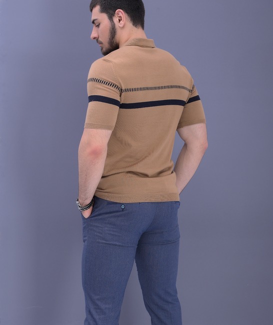 Ανδρικό μπλουζάκι με λεπτή πλέξη σε καφέ χρώμα με γιακά