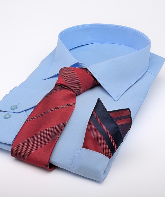 Κομψή κόκκινη γραβάτα με κάθετες ρίγες