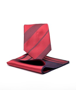 Κομψή κόκκινη γραβάτα με κάθετες ρίγες