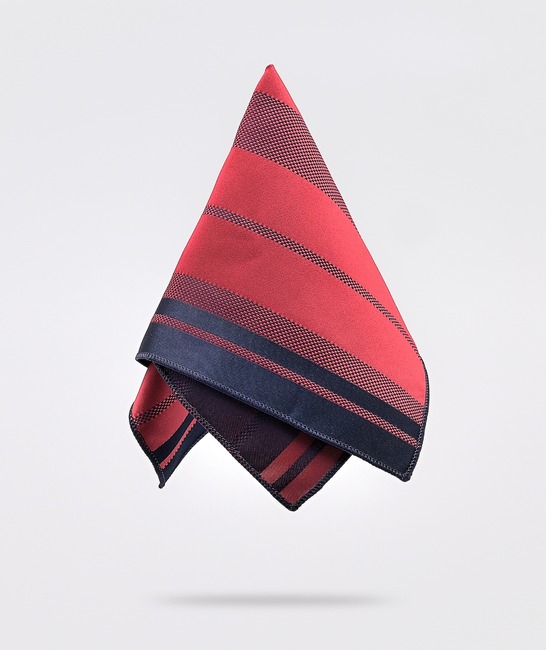 Κομψή κόκκινη γραβάτα με κάθετες ρίγες