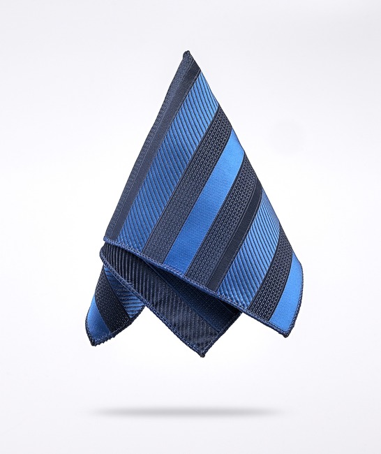 Γραβάτα σε μπλέ βάση με διαγώνια ρίγα