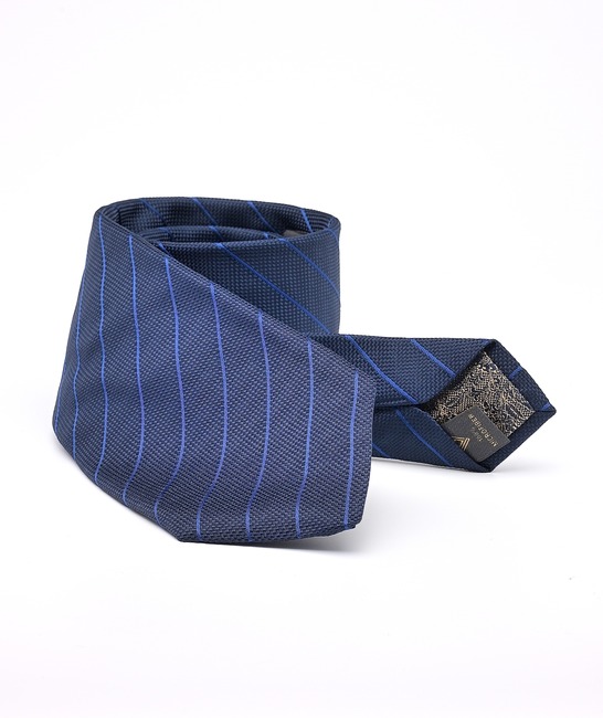 Κομψή σκούρο μπλε ανδρική φαρδιά γραβάτα με λεπτές ρίγες