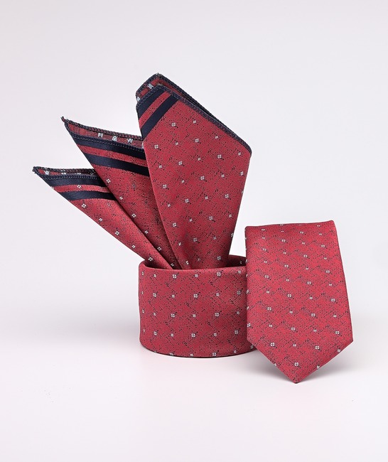 Κομψή στενή ανδρική γραβάτα κόκκινο σε λευκά τετράγωνα με μπλε υφή