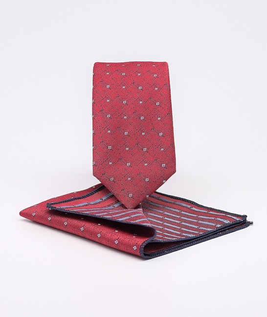 Κομψή στενή ανδρική γραβάτα κόκκινο σε λευκά τετράγωνα με μπλε υφή