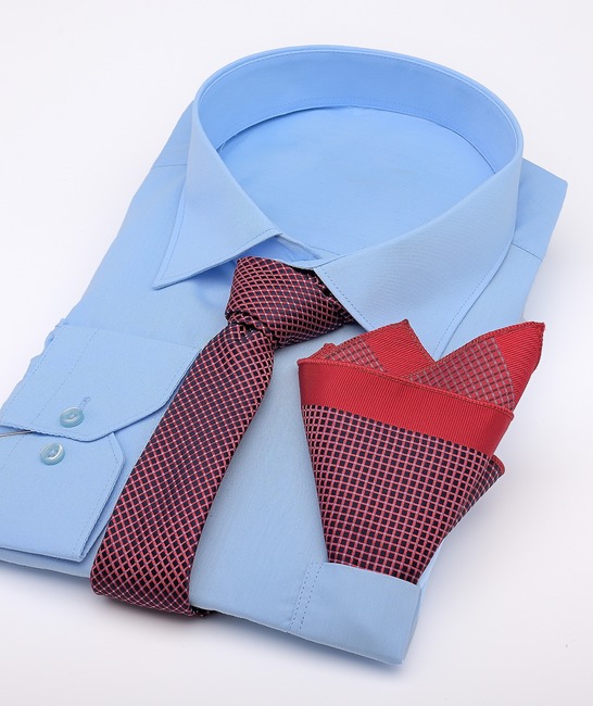 Γραβάτα σε σκούρο μπλε με κόκκινο ρομβοειδές και μπλε πουά