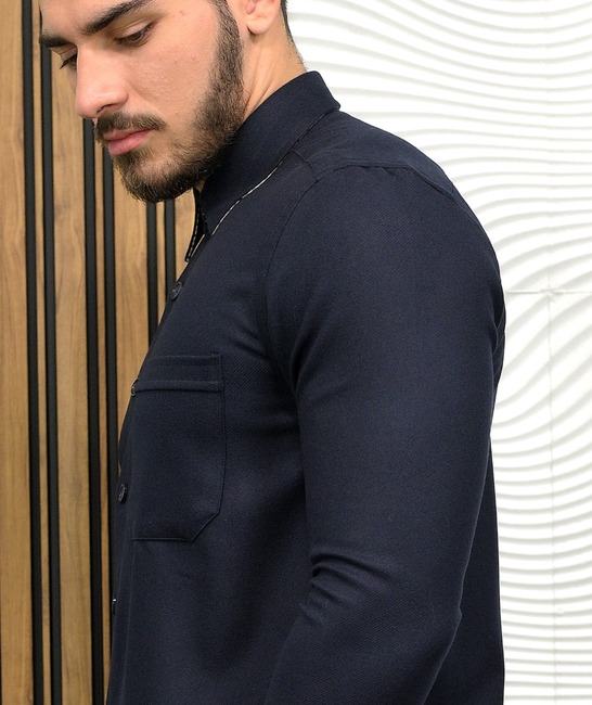 Κομψό ανδρικό πουκάμισο με τσέπη σε σκούρο μπλε πυκνό ύφασμα 