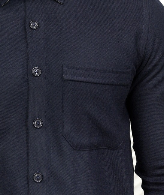 Κομψό ανδρικό πουκάμισο με τσέπη σε σκούρο μπλε πυκνό ύφασμα 