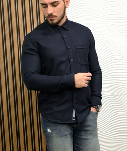 Κομψό ανδρικό πουκάμισο με τσέπη σε σκούρο μπλε πυκνό ύφασμα 