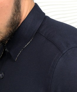 Κομψό ανδρικό πουκάμισο με τσέπη σε σκούρο μπλε πυκνό ύφασμα 