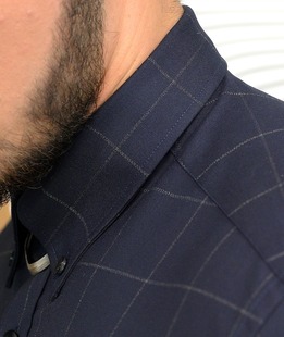 Σκούρο μπλε βαμβακερό ανδρικό πουκάμισο με λεπτό καρό 